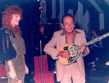 Έφη Κοντού: Η τελευταία μούσα του Γιώργου Ζαμπέτα επιστρέφει με ακυκλοφόρητο τραγούδι του (βίντεο)